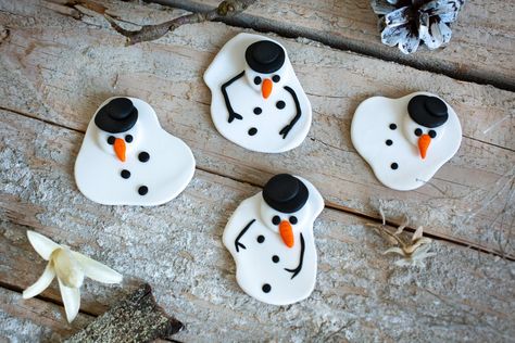 Snowman Clothespin, Snowman Magnets, Handmade Xmas Gifts, Christmas Magnets, Clothespin Magnets, Diy Magnets, Melted Snowman, Rustic Christmas Ornaments, Christmas Gifts To Make