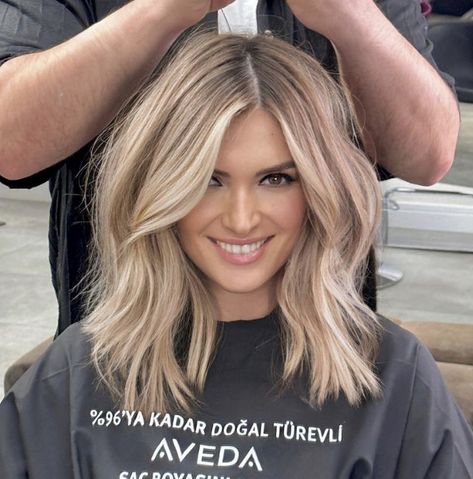 Blonde Hair Transformations, Hairstyles For Medium Hair, Blonde Hair Inspiration, Mom Hairstyles, Balayage Hair Blonde, Blonde Hair Looks, Blonde Hair With Highlights, Hair Color And Cut, Hair Blonde