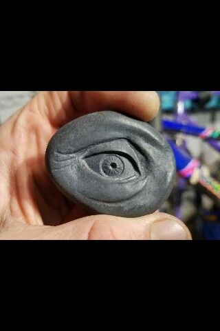 Stone Etching, River Rock Crafts, Stone Carving Sculpture, Rock Carving, Hand Forged Jewelry, Stone Projects, Dremel Crafts, Stone Jewellery Designs, Dremel Carving