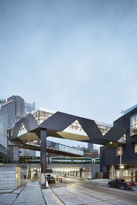 Completed in 2015 in Toronto, Canada. Images by Andrew Rowatt. The SFC Bridge, designed by Toronto-based artists Jennifer Marman and Daniel Borins in collaboration with New York-based architect James Khamsi,... Bridges Architecture, Toronto Hotels, Bridge Structure, Glass Bridge, Sky Bridge, Bridge Building, Pedestrian Bridge, Bridge Design, Covered Bridges