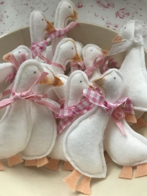 Easter Magic, Easter Centerpieces Diy, Duck Crafts, Christmas Quilting Projects, Sew Christmas, Duck Ornaments, Christmas Duck, Duck Duck Goose, Fabric Christmas Trees