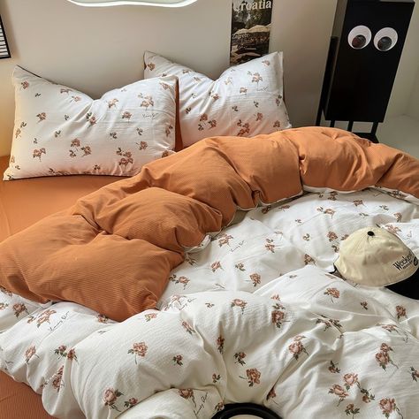 Fall theme vintage roses pattern print aesthetic bedding duvet cover set in pale orange/brownish tones. This one is a perfect addition for vintage aesthetic rooms or Halloween seasonal bedroom decoration. Material: 100% Polyester Inner/Comforter/Pillows not included. See package configuration and sizes below: Single: 1x Duvet Cover: 59x79in (150x200cm)1x Flat Sheet: 71x90in (180x230cm) 1x Pillow Case: 19x29in (48x74cm) Twin : 1x Duvet Cover: 59x79in (150x200cm)1x Flat Sheet: 71x90in (180x230cm) Dark Academia Aesthetic Room, E Girl Room, Fall Bedding Sets, Pastel Aesthetic Room, Vintage Aesthetic Room, Aesthetic Bedding, Vintage Bedding Set, Indie Aesthetic Room, Checkered Decor