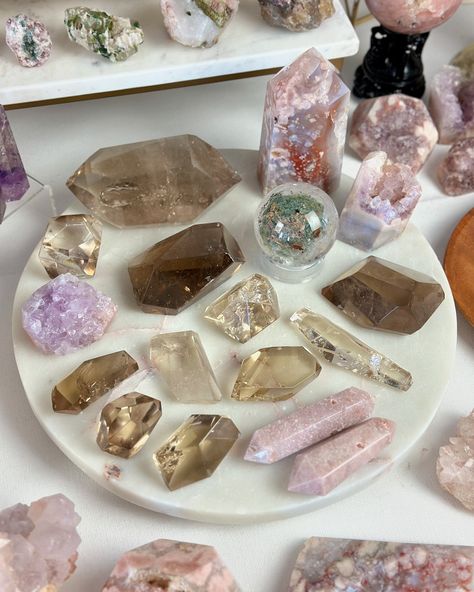 What are your favorite crystals to pair with Citrine? For me, this entire table will do. ✨🙃 🚨Join us this week: STORY SHOW Monday & LIVE SHOW Tuesday ✨✨ See story and highlights for Countdown and start time in your local time zone. 📣 #crystalsofig #citrine #abundance #crystalstones #luxurygifts #rareminerals #crystalboutique #boujeeaesthetic #interstellarconnection #crystalcollector #crystalcollection #crystalcollectors #highendminerals Crystals Vision Board, Crystal Online Shop, Crystals Display Ideas, Crystals Manifesting, Statement Crystals, 2025 Countdown, Story Show, Crystals Aesthetic, Vision Board Themes