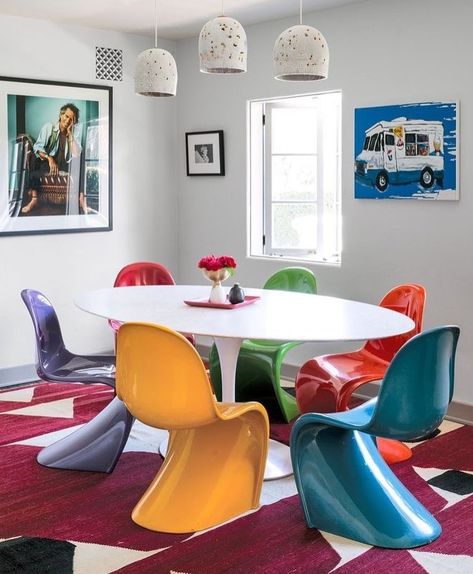 Maximalist Kitchen Table, Round Dining Table Maximalist, Maximalist Dining Table, Postmodern Dining Room, Maximalist Dining Rooms, Maximalist Dishware, Maximalist Dining Room, Colorful Dining Room, Maximalist Rug Pink