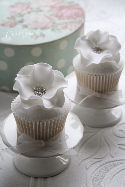 Winter Wedding Cupcakes, Cotton And Crumbs, Elegant Cupcakes, Mini Wedding Cakes, Pretty Cupcakes, White Cupcakes, Floral Cupcakes, Beautiful Cupcakes, Flower Cupcakes