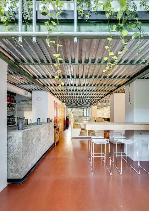 Add a modern, industrial touch to your home with a corrugated metal ceiling. Did you know metal buildings are extremely energy efficient and easy to maintain? Industrial Wall Shelves, Corrugated Tin, Loft Stil, Chinese Decor, Unglazed Porcelain, Steel Roofing, Floor Edging, Metal Siding, Restaurant Lighting