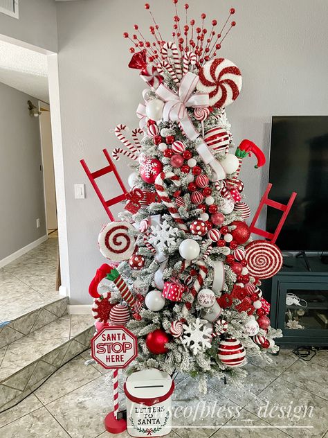 Candy Christmas Tree, Candy Cane Christmas Tree, Grinch Christmas Decorations, Gingerbread Christmas Decor, Christmas Tree Decorating Themes, Peppermint Christmas, Elegant Christmas Trees, Creative Christmas Trees, Christmas Tree Decorations Diy