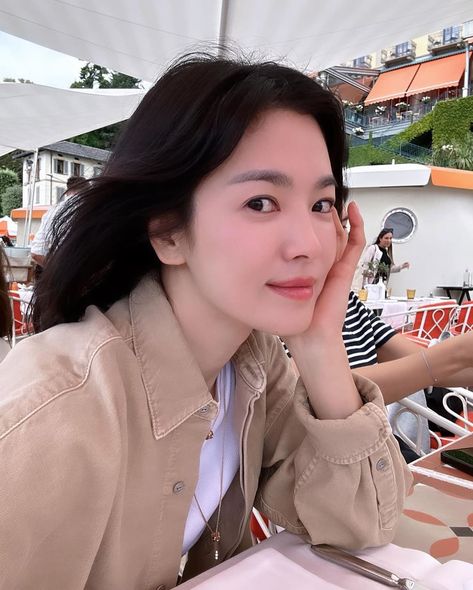 Okay I’m greedy. I want more pictures of @kyo1122 I’m missing her already🙈😩 #songhyekyo Song Kyo Hye, Dong Eun, Hye Kyo Song, Song Hye Kyo Style, Celebrity Selfies, I Want More, Hye Kyo, Song Hye Kyo, Song Of Style