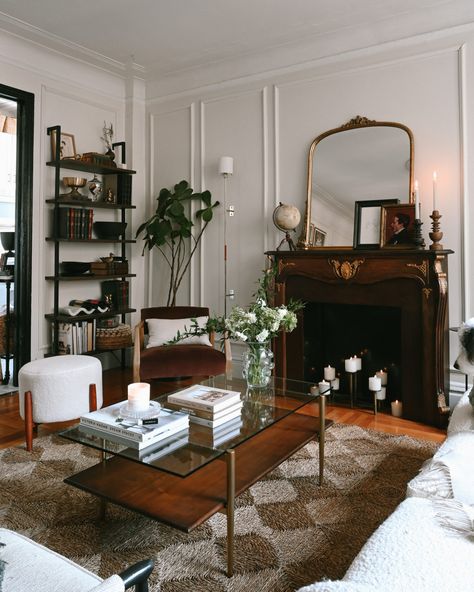 Parisian Living Room, Nyc Living, Casa Vintage, Living Room Update, Vintage Living Room, Sofa Living, Apartment Inspiration, Design Living Room, Living Room Inspo