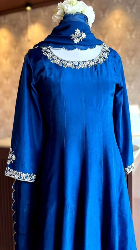 Anarkali Latest Design, Handwork Kurti Designs, Kurtha Models, Latest Kurta Designs Women, Aline Kurti Design, Kurtis Neck Designs, Hand Embroidery Neck Designs, Kurti Tunics, Suites Designs