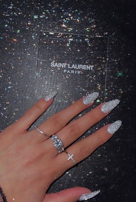 New years even 2023 almond glitter nails silver nails Small Sparkle Nails, Diamond Reflective Nails, Nails Inspiration Silver Glitter, Christmas Nails 2023 Silver, Nail Disco Gel, Glitter Reflective Nails, Glitter Flash Nails, Dark Silver Glitter Nails, Reflective Silver Nails