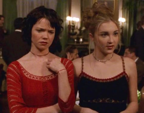 Rory Paris Madeline And Louise, Madeleine And Louise Gilmore, Madeline Gilmore Girls Aesthetic, Madelyn And Louise Gilmore, Madeline Lynn Aesthetic, Gilmore Girls Matching Pfp, Gilmore Girls Louise, Iconic Duos Movies, Madeline Gilmore