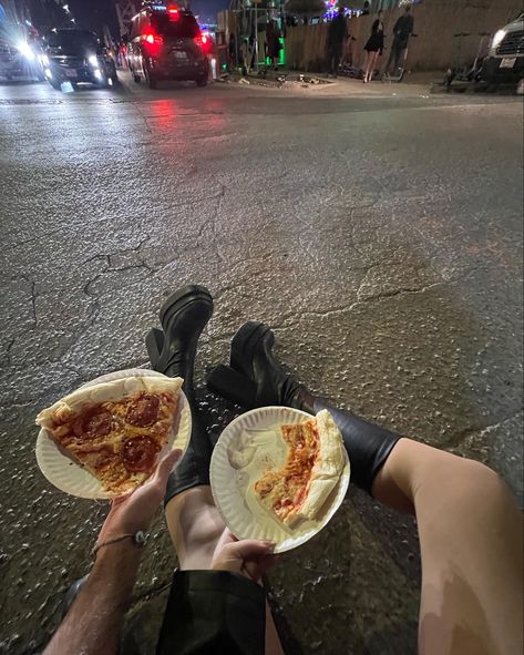 pizza in the street, food truck, black boots, night life, city girl aesthetic New York Food Truck, Food Truck Aesthetic Night, City Walking Aesthetic, Pizza Girl Aesthetic, Eating Pizza Aesthetic, Pizza Aesthetic Night, Food Dark Aesthetic, Aesthetic Street Food, Pizza Night Aesthetic