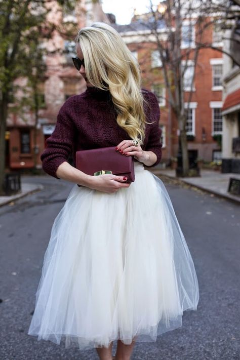 How to Style a Chunky Knit Sweater - deep wine colored sweater + matching clutch worn with an midi length tutu skirt | StyleCaster 100 Winter Outfits, Tutu En Tulle, Tulle Skirts Outfit, White Tulle Skirt, Gonna In Tulle, Ballerina Style, Tulle Midi Skirt, Moda Chic, Outfit Jeans