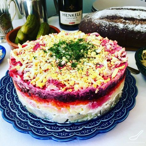 Shuba Salad is a classic Russian layered salad with beets, potatoes, carrots, eggs, herring and lots of mayonnaise! It's like a crazy potato salad! Shuba Salad, Kazakhstan Food, Salad With Beets, Smoked Salmon Salad, Layered Salad, Potatoes Carrots, Salmon Salad, Vegan Christmas, Beet Salad