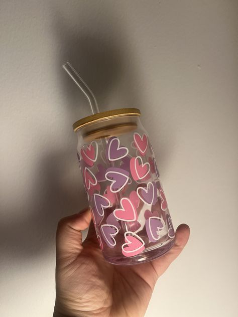 Valentines Glass Cup Ideas, Vinyl Cups Ideas, Color Changing Cups Vinyl, Cute Tumbler Ideas, Valentines Cups, Glass Cups With Vinyl, Glass Tumbler Design, Crockery Design, Painting Glass Jars