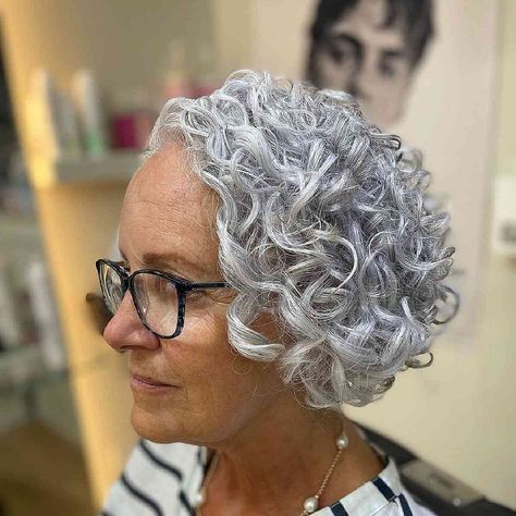 20 Volumizing Short Hairstyles for Women Over 70 with Fine Hair Ideas For Fine Hair, Women In Their 50s, Short Hairstyle Ideas, Short Permed Hair, Grey Curly Hair, Best Bob Haircuts, Curly Hair Photos, Short Grey Hair, Bob Hairstyles For Fine Hair