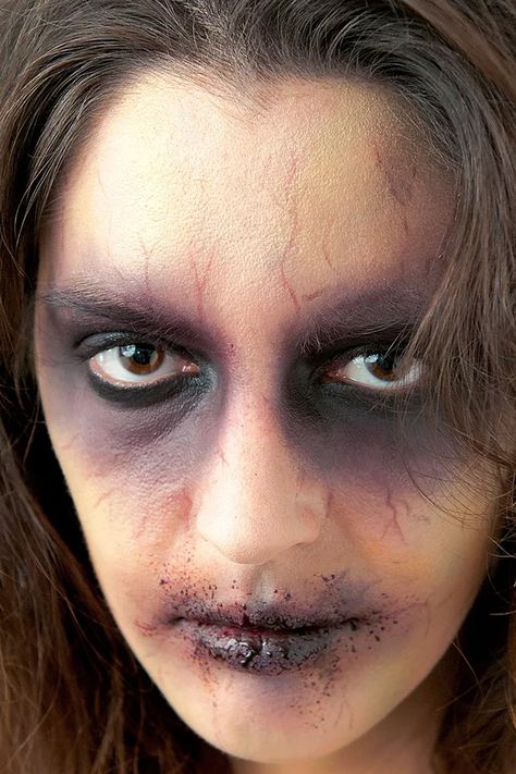 A maquiagem de zumbi e de vampiro são muito procuradas no Halloween. A Maquiagem Artística possui seu próprio estilo, sem muita regra, e trabalha o lado criativo do maquiador. Por dar essa liberdade criativa, é mais utilizada em festas temáticas, cinema, desfiles, teatros e afins. Para os zumbis, a maquiagem assustadora e cheia de “sangue”, com rostos desfigurados. Aprenda como fazer um makeup zombie. Zombie Halloween Makeup. The Walking Dead. #zombiemakeup #halloweenmakeup Possessed Halloween Makeup, Zombie Ideas For Women, Zombie Make Up Men, Easy Zombie Makeup For Men, Infected Halloween Makeup, Men’s Zombie Makeup, Zombie Gore Makeup, Dead Person Makeup Halloween, Dead People Makeup