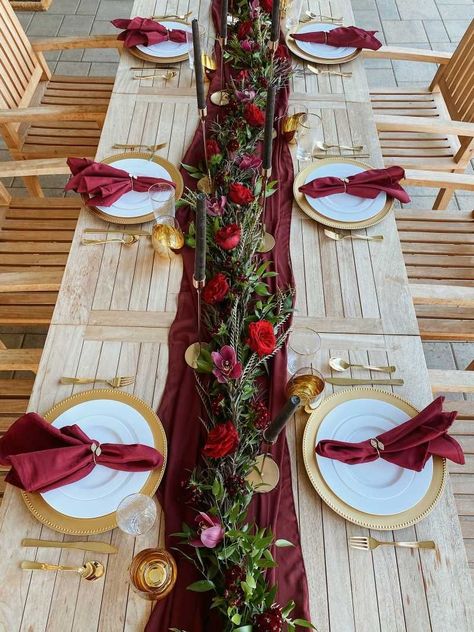 Burgundy Runner Wedding Table, Wine Dinner Table Decor Elegant, Thanksgiving Table Settings Burgundy, Burgundy Gold Table Setting, Burgundy And Gold Table Decor, Maroon Table Setting Wedding, Burgundy And Gold Decorations Party, Burgundy And Gold Party Ideas, Maroon Thanksgiving Table