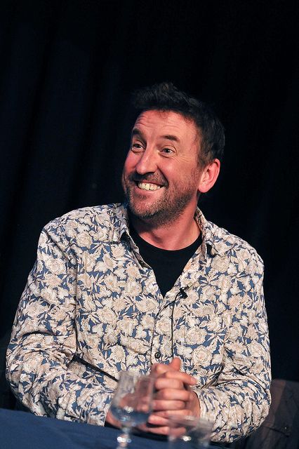 Funny man in a flowery shirt! Lee Mack, Snape Harry, Funny Man, Aesthetic Things, Man Humor, Comedians, Going Out, Men Casual, Actors