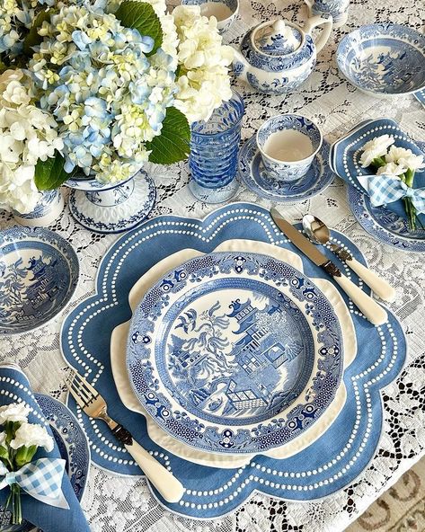 Deborah - Addicted to china | Loving my new Wedgwood transferware bowls from @aplazziantiques 💙💙💙 . . . . . #wedgwood #vintageglassware #vintagesilver… | Instagram Chinoiserie Tablescape, Blue Willow Decor, Blue And White Tablescapes, Blue And White Table Setting, Blue Danube China, Blue Dining Tables, Blue Willow China, Blue Patio, Blue Dishes