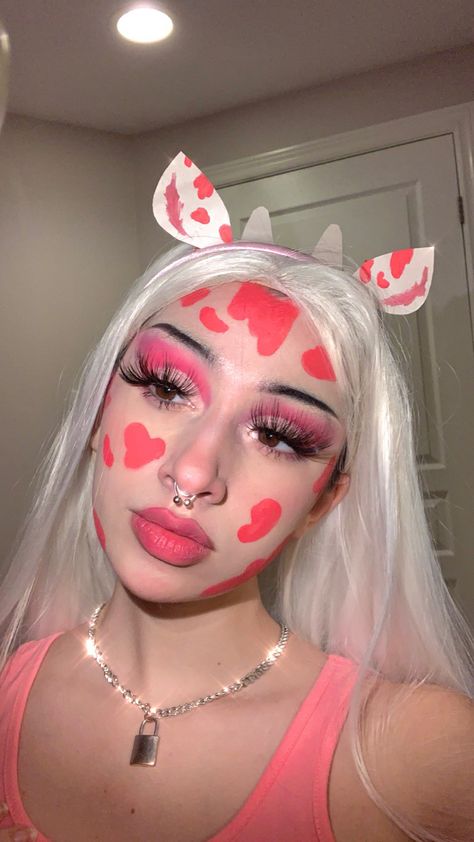 Cow Makeup Halloween, Dark Makeup Looks, Cute Halloween Makeup, Strawberry Cow, Graphic Liner, Teacher Inspiration, Pink Cow, Stage Makeup, Dark Makeup