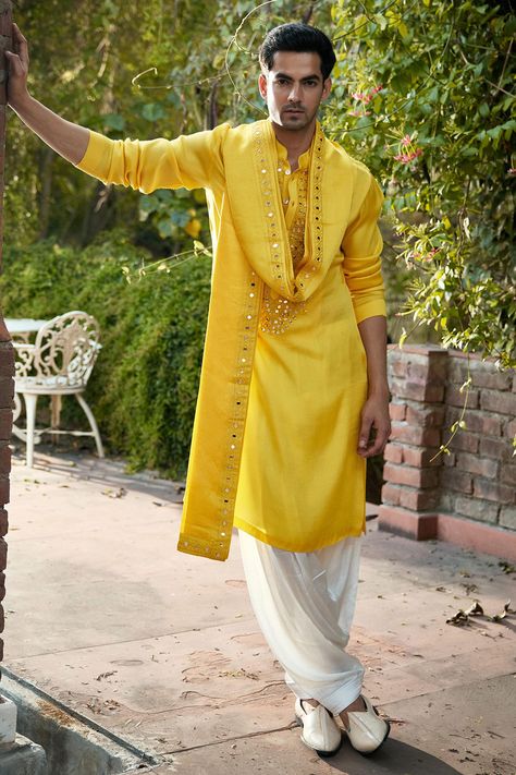 Shaadi Kurta For Men, Haldi Outfits Men, Yellow Kurta Men For Haldi, Men Haldi Outfit, Haldi Kurta For Men, Yellow Kurta Men, Outfit For Haldi Function, Haldi Ceremony Outfit For Men, Mens Traditional Wear