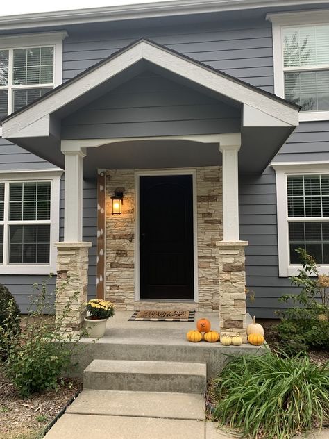 Stone Pillars Porch, Stone Around Front Door, White Stone House Exterior, Diy Stone Veneer, Front Porch Pillars, Outdoor Railing, House Pillars, Front Porch Stone, Stone Veneer Exterior