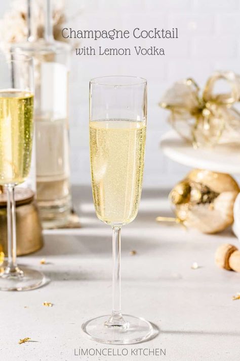 Vodka Champagne Cocktail Vodka Champagne Cocktail, Champagne Cocktails Easy, Hot Apple Cider Cocktail, Nye Drinks, Bubbly Cocktails, New Years Cocktail, Easy Cocktail Recipe, Cocktail Hour Ideas, Cocktail Hour Decor