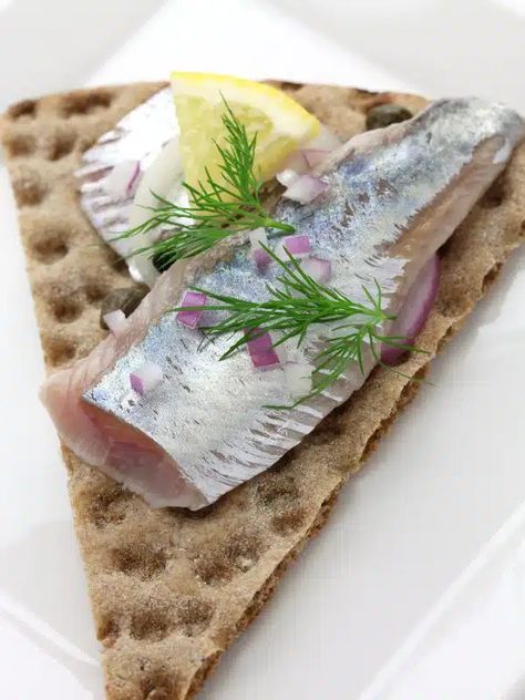 How to eat pickled herring - Scandicuisine Pickled Herring, Cold Appetizer, Swedish Cuisine, Canned Fish, Crisp Bread, Appetizers For A Crowd, Cold Appetizers, Hot Dishes, Swedish Recipes