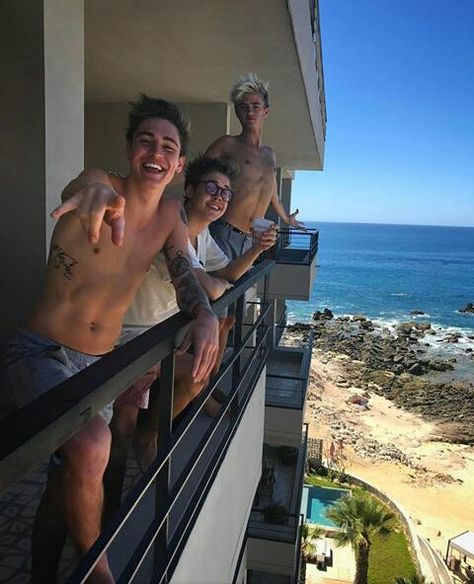 Pegue o que você conseguir. #feminina # Feminina # amreading # books # wattpad Matthew Espinosa, Magcon Boys, Jack Johnson, New Experience, Good Morning, Mens Sunglasses, Wattpad, Sunglasses, Lifestyle