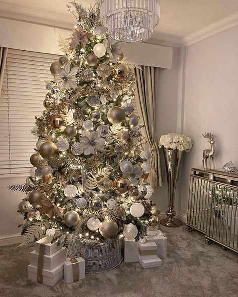 Sala Beige, Christmas Tree 2023, Christmas Crafts To Make And Sell, Christmas Tree And Fireplace, Christmas Decorations Apartment, Christmas Apartment, Christmas Tree Decorating Themes, Days Till Christmas, Christmas Crafts To Make