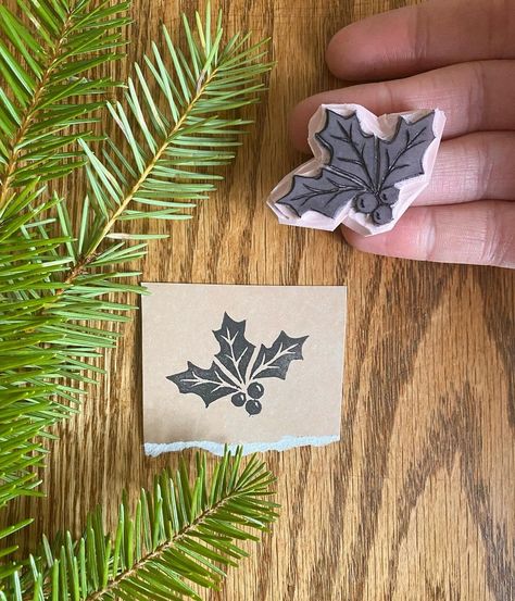 janae (@janaeprints) posted on Instagram: “Holly stamp 🎄 this one has come in handy for wrapping gifts this year. #tinystamptuesday — #printmaking #printing #printmaker #linocut…” • Dec 14, 2021 at 7:17pm UTC Potato Stamp Christmas Cards, Block Print Wrapping Paper, Lino Print Wrapping Paper, Rubber Block Printing Stamp Carving, Block Print Holiday Cards, Christmas Print Making, Christmas Block Printing, Linocutting Ideas, Holly Linocut