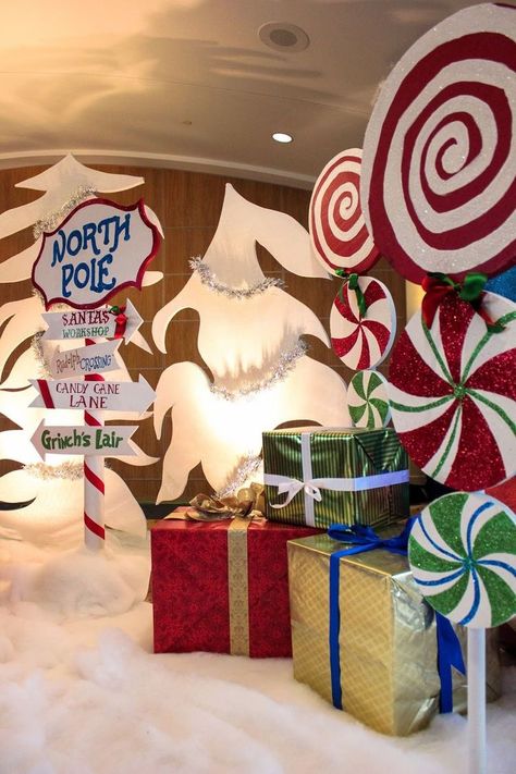 Christmas Parade Floats, Christmas Party Backdrop, Ward Christmas Party, Whoville Christmas, Grinch Christmas Decorations, Fun Christmas Decorations, Christmas School, Office Christmas Decorations, Christmas Backdrops