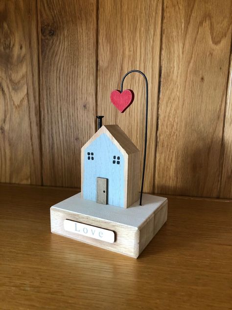 Wooden Houses Craft, Painted Wooden Houses, Mother Day Gift Ideas, Deco Marine, Scrap Wood Crafts, Small Wooden House, Wood Block Crafts, Diy Wooden Projects, Wooden Houses