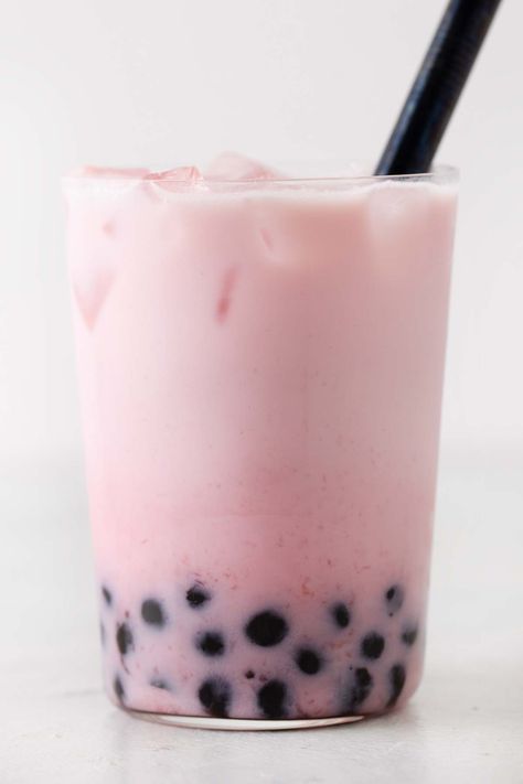 Bubble Tea Strawberry, Raspberry Ice Tea Recipe, Strawberry Bubble Tea, Strawberry Milk Tea, Strawberry Boba, Mango Iced Tea, Boba Tea Recipe, Boba Recipe, Bubble Tea Recipe