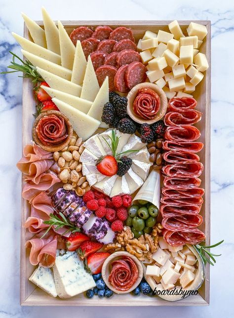 Charcuterie Party, Charcuterie Board Meats, Decorações Com Comidas, Party Food Buffet, Charcuterie Inspiration, Charcuterie Platter, Charcuterie Cheese, Party Food Platters, Charcuterie And Cheese Board