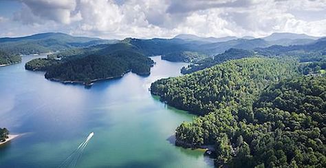 It's one of the best lakes in North Carolina, and its hiding in plain sight! North Carolina Lakes, Lake Junaluska, North Carolina Travel, Nc Mountains, North Carolina Mountains, Gorgeous Scenery, Western North Carolina, Blue Ridge Mountains, Beautiful Lakes