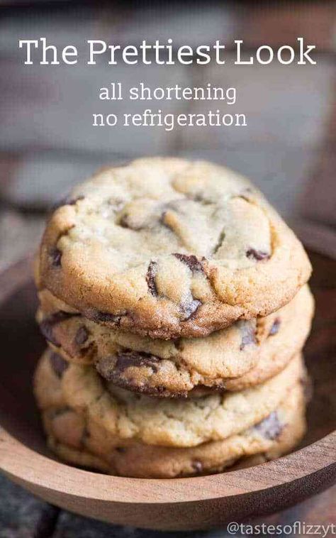 Butter vs Shortening in Cookies - Which bakes better? Tollhouse Cookie Recipe, Chewy Chocolate Chip Cookies Recipe, Crisco Recipes, Make Chocolate Chip Cookies, Homemade Chocolate Chip Cookies, Cookie Recipes Homemade, Chocolate Peanut Butter Cookies, Choc Chip Cookies, Chewy Chocolate Chip