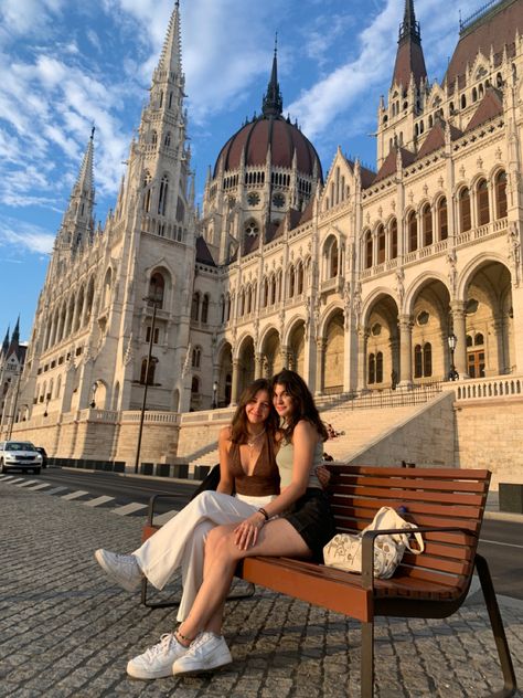 Budapest Outfit September, Budapest Photo Ideas Friends, Photos In Budapest, Summer In Budapest, Budapest Inspo Pics, Budapest Instagram Pictures, Budapest Photo Ideas Summer, Budapest Summer Outfits, Budapest Picture Ideas