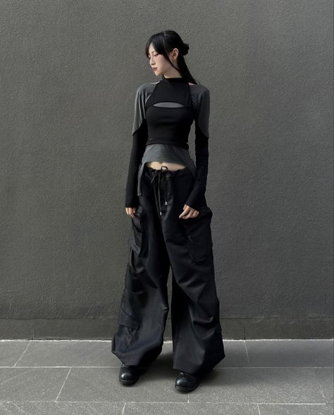 Tokyo Street Wear, Futuristic Outfits Women, Futuristic Fashion Women, Sci Fi Outfits, Futuristic Outfits, Dance Style Outfits, Magazine Shoot, Techwear Fashion, Fresh Outfits