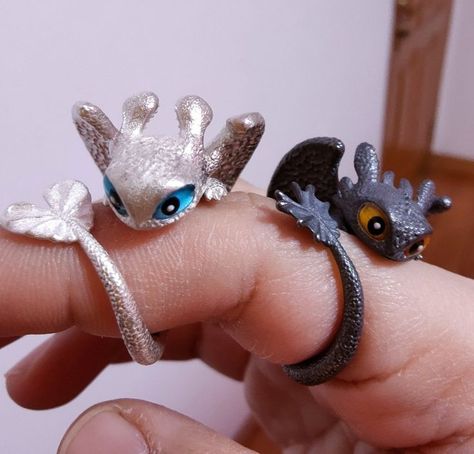 Light Fury Dragon, Toothless Light Fury, Toothless And Light Fury, Dragon Rings, Toothless And Stitch, Night Fury Dragon, Dragon Nails, Halloween Potion Bottles, Dragons Clothes