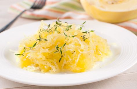 At only 181 calories a serving, this can replace garlic and olive oil spaghetti. Plus, it's a tasty way to eat your veggies! Spaghetti In Crockpot, Freezing Spaghetti Squash, Parmesan Spaghetti Squash, Vegetarian Spaghetti, Green Spaghetti, Lean And Green, Green Recipes, Lean And Green Meals, Spaghetti Squash Recipes