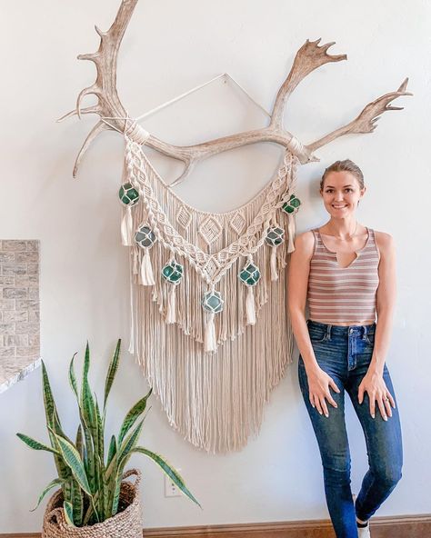 Macrame On Antlers, Antler Crafts Diy, Rustic Macrame, Antler Macrame, Deer Skull Decor, Antler Wall Hanging, Reindeer Horns, Antlers Decor, Antler Crafts