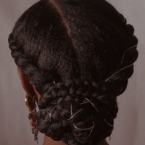 1800s Hairstyles Black Women, Black Female Aesthetic Faceless, Medieval Hairstyles Black Women, Black Victorian Hairstyles, Black Hairstyles Long Hair, Poc Fantasy Aesthetic, Black Elf Aesthetic, Medieval Black Woman, African Royalty Aesthetic