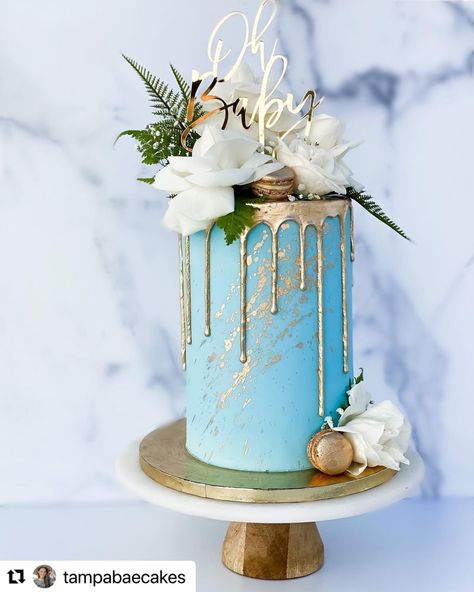 ᴄᴀᴋᴇ ᴛᴏᴘᴘᴇʀs | ᴇᴠᴇɴᴛ ᴅᴇᴄᴏʀ on Instagram: “How pretty is this cake? 💙 @tampabaecakes ‘s baby shower cake features a gorgeous combination of sky blue and gold, with fresh florals and…” Splatter Cake, Oh Baby Cake, Gold Birthday Cake, Birthday Cake With Flowers, Fresh Flower Cake, Baby Boy Cakes, Summer Baby Shower, Blue Cakes, Gold Cake