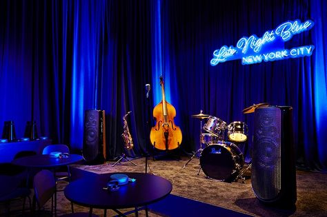 Two Beolab 50 loudspeakers decorate the stage at the Late Night Blue Jazz Club. Jazz Stage Design, Jazz Bar Stage, Live Music Stage Design, Bar Stage Design, Music Stage Design, Jazz Club Interior, Jazz Club Decor, Night Club Stage, Soho Shopping