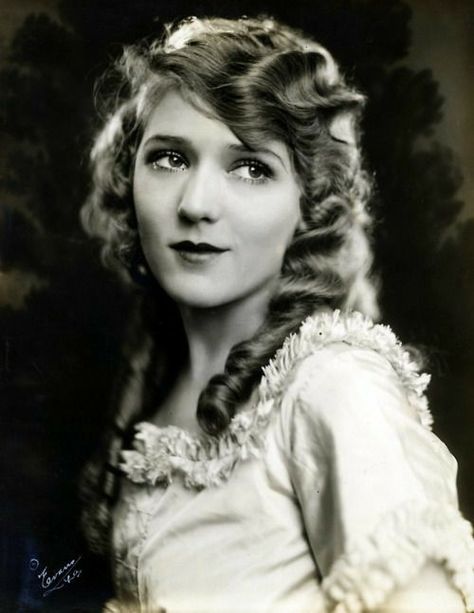 Historical Hairstyles, Mary Pickford, Silent Film Stars, Hollywood Cinema, Woman Movie, Classic Actresses, Old Hollywood Stars, Canadian Actresses, Hollywood Icons