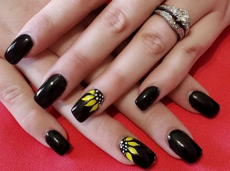 Sunflower Nails Black, Black Nails With Sunflower, Black Sunflower Nails, Black And Yellow Nails, Curly Purple Hair, Black Sunflower, Sunflower Nails, Bride Nails, Toe Nail Designs