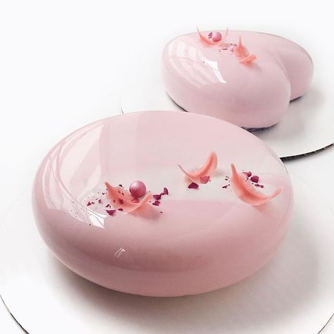 My New Mirror Glazed Mousse Cakes That Take Three Days To Make Brushstroke Cake, Torte Creative, Mirror Glaze Cake Recipes, Mousse Cakes, Mirror Glaze Cake, Pink Desserts, Mirror Cake, Creative Cake Decorating, Mirror Glaze